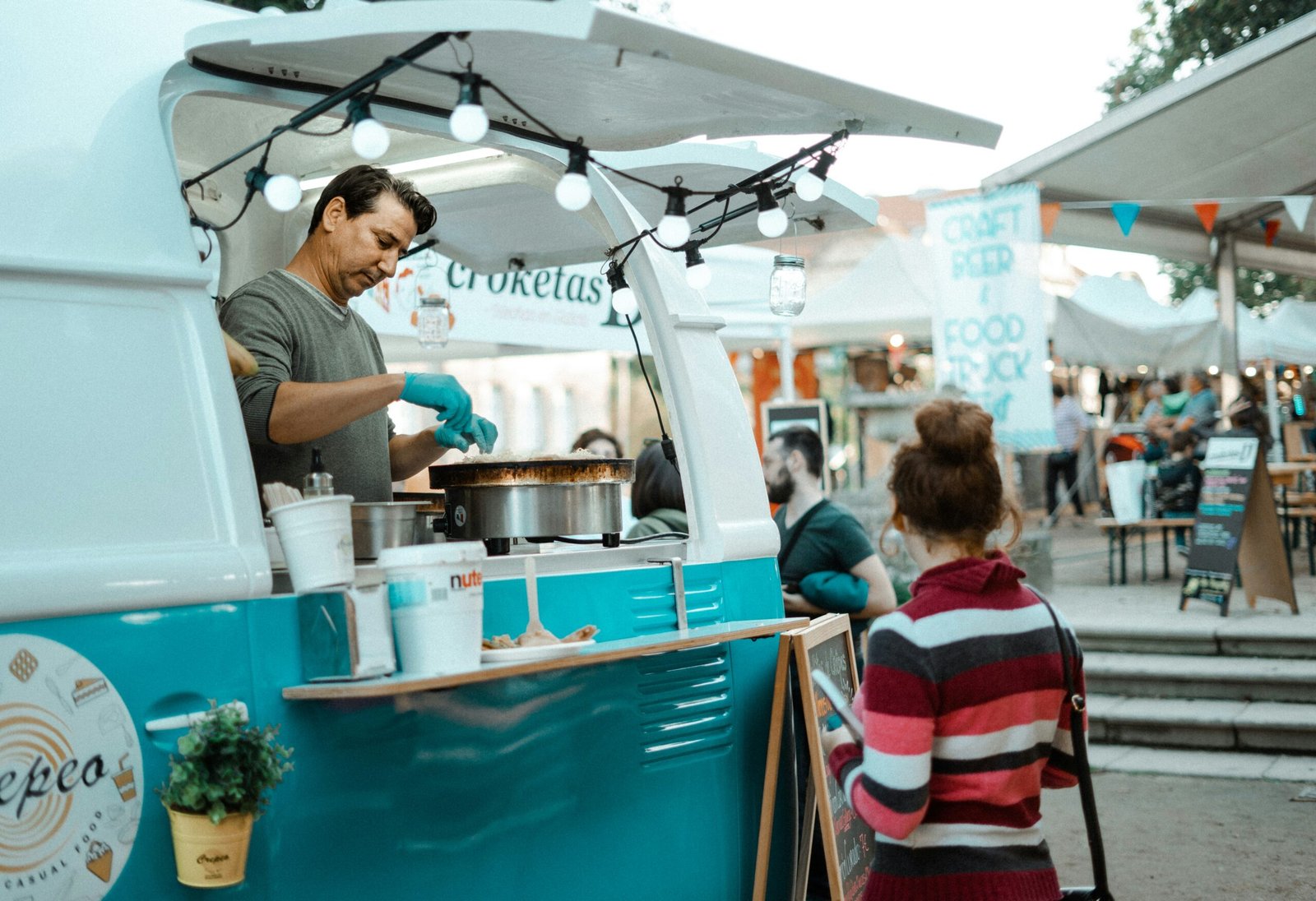 Food festival in Nederland met foodtrucks, bezoekers en verschillende gerechten