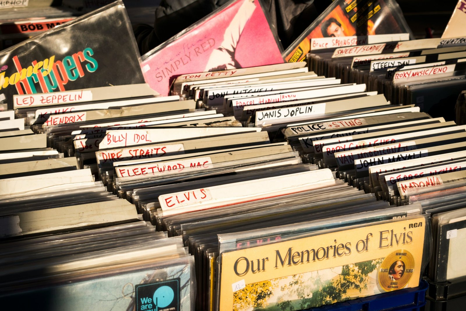 Platenbeurs in augustus met bezoekers die zoeken tussen bakken vol vinylplaten