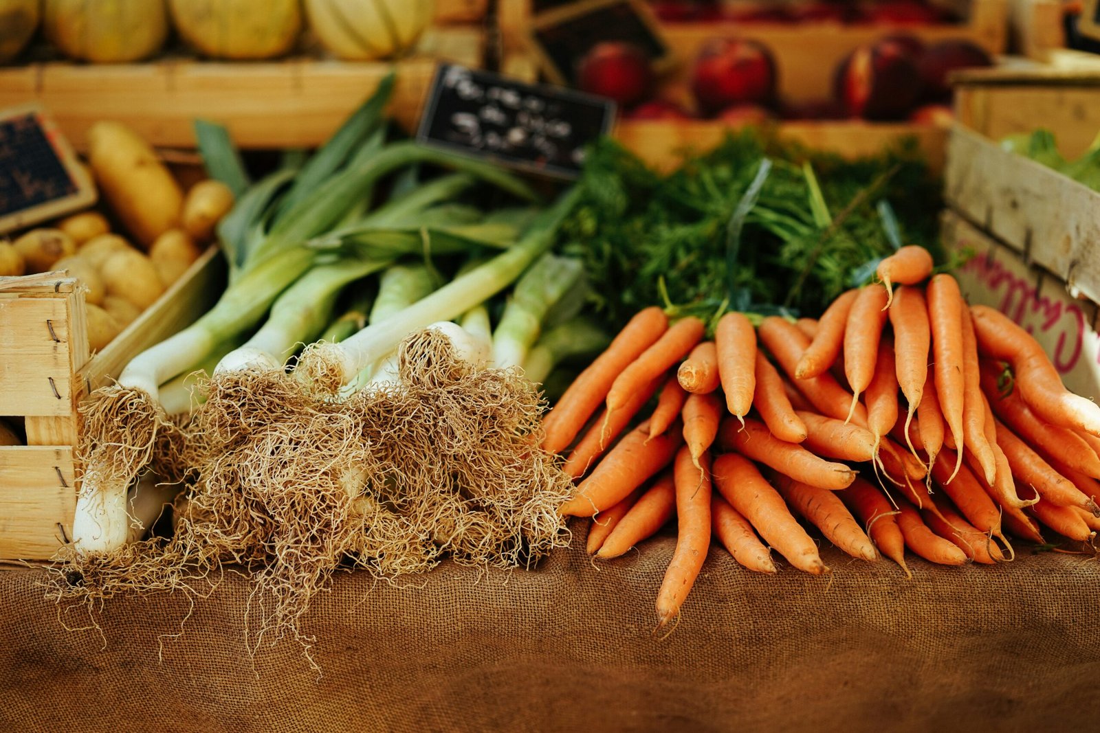 Streekmarkt met lokale producten, ambachtelijke waren en bezoekers