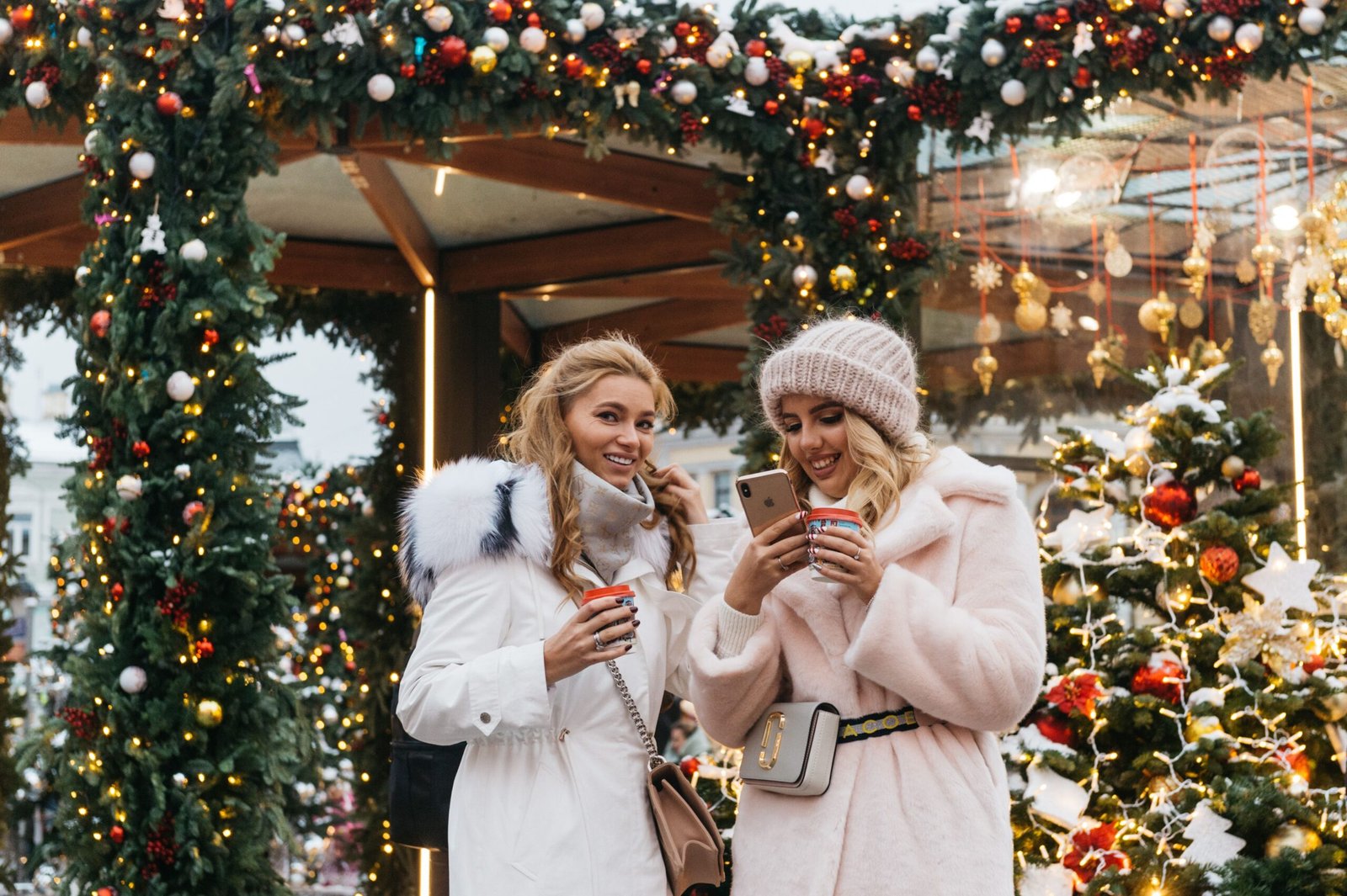 Kerstmarkten volgend weekend met sfeervolle kramen, kerstverlichting en bezoekers