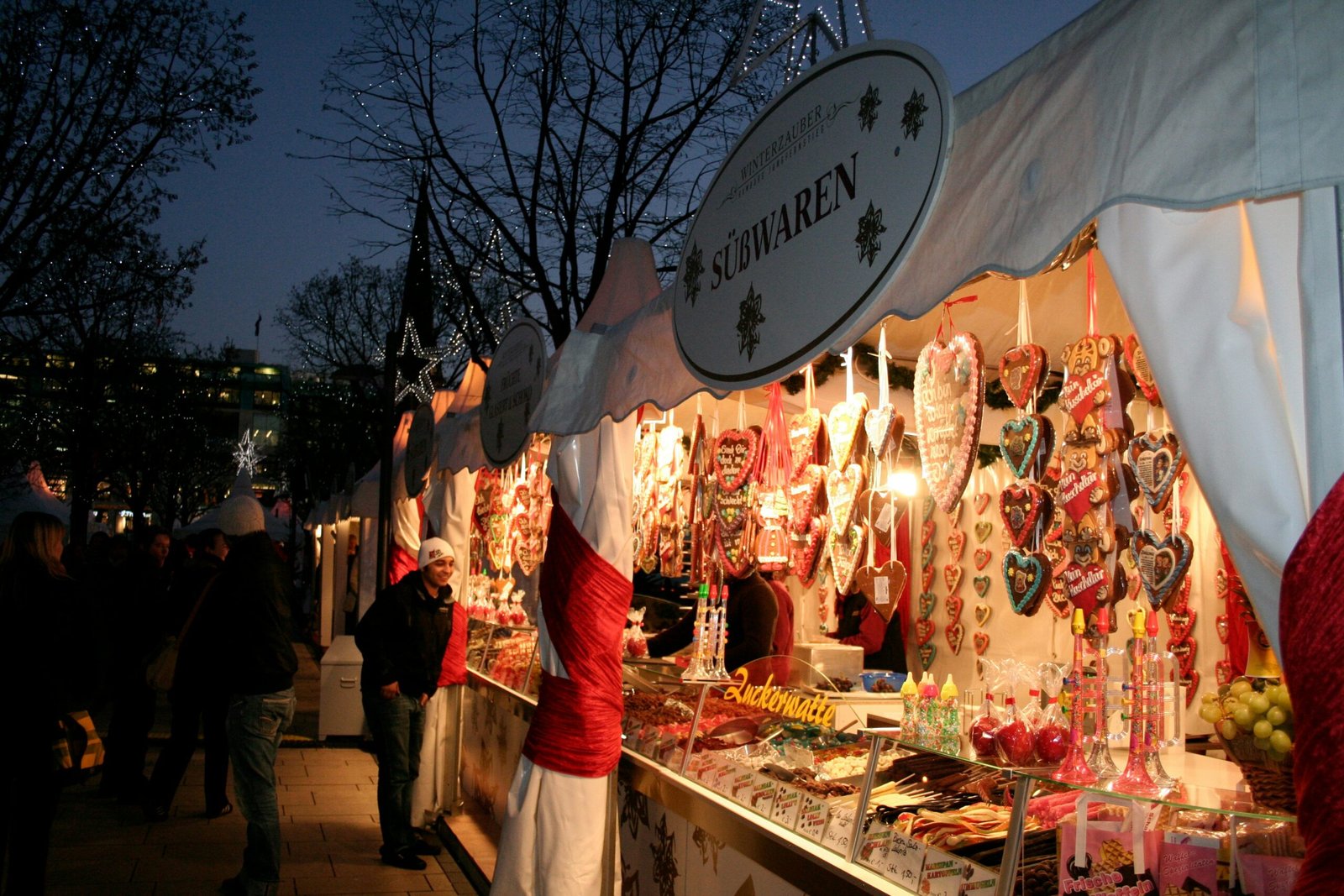 Kerstmarkten in Duitsland 2026 met sfeervolle kramen, kerstverlichting en bezoekers