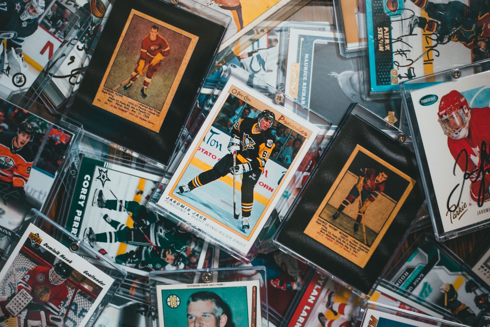 TCG-beurs met trading cards, kaartverzamelaars en standhouders